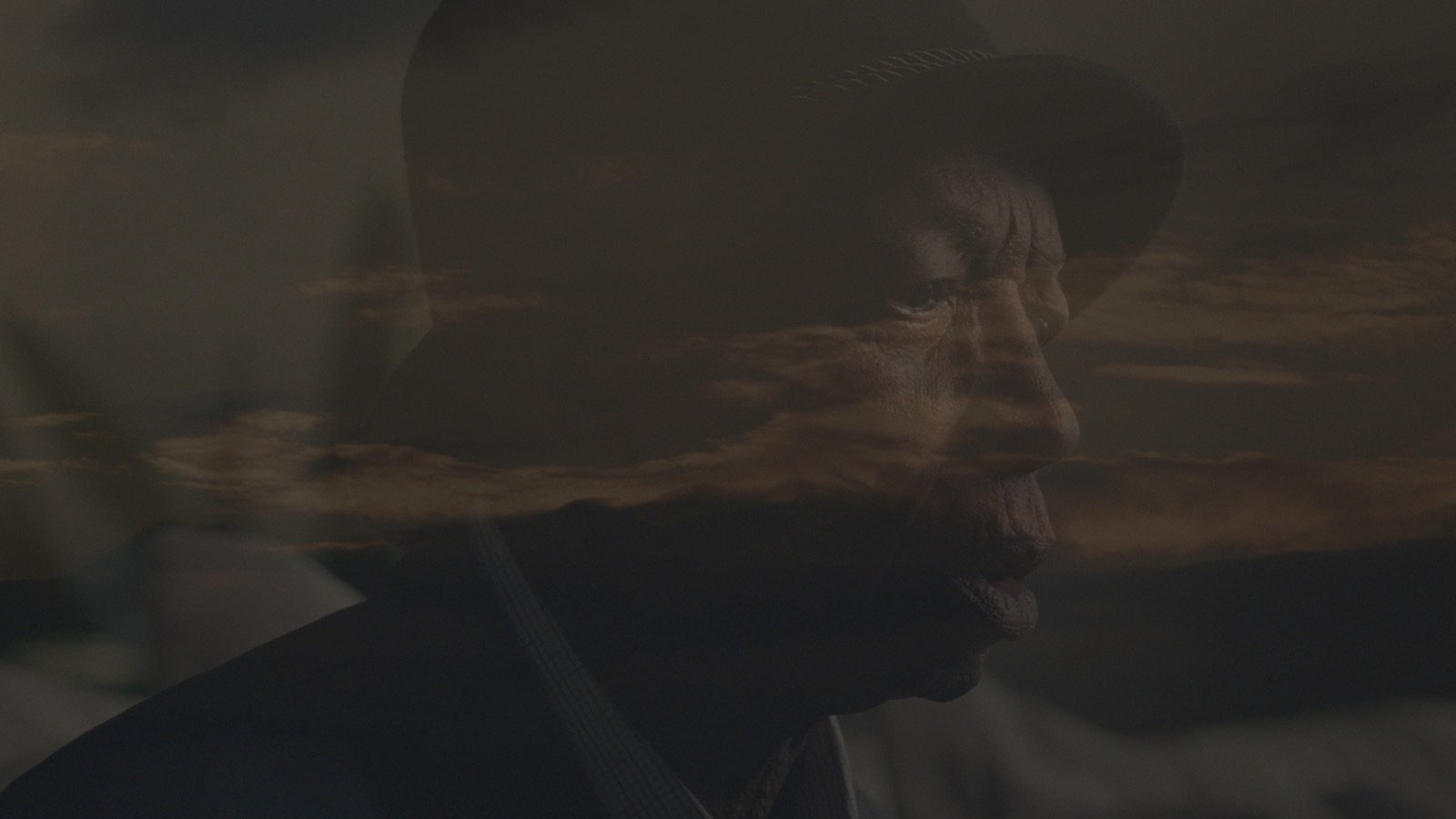Gamaliel Mbonimana en double exposition avec des nuages, image tirée du film KUBANA