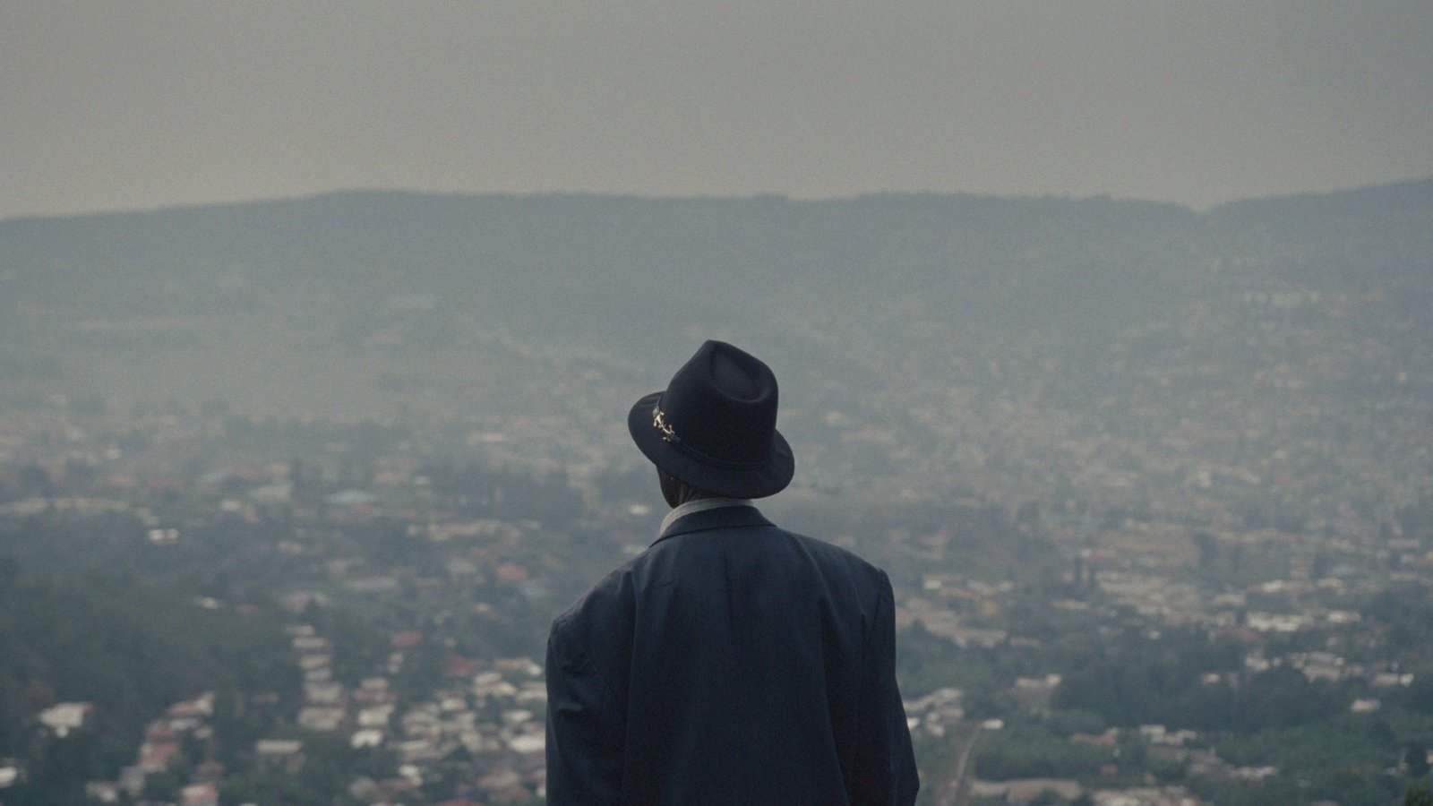 Gamaliel Mbonimana contemplant la ville de Kigali, image tirée du film KUBANA
