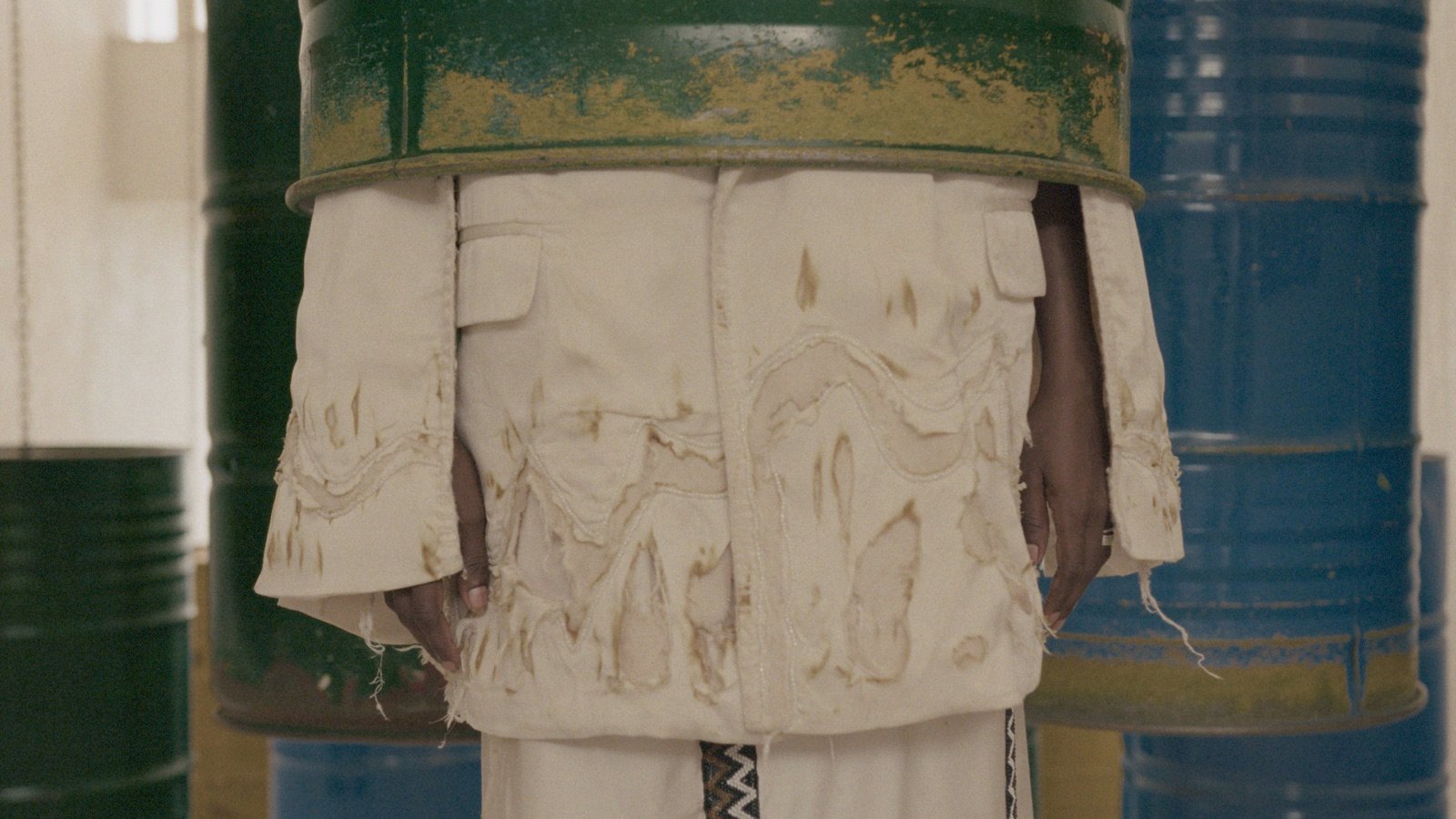 Ada Umujawimana dans une installation artistique conceptuelle, image tirée du film KUBANA