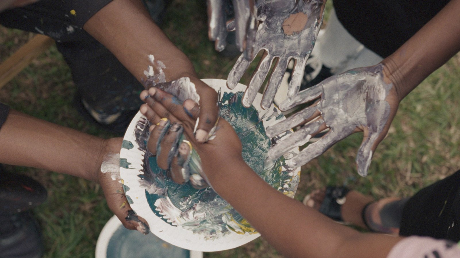 Des enfants peignent pendant l'atelier d'art de King Ngabo, image tirée du film KUBANA