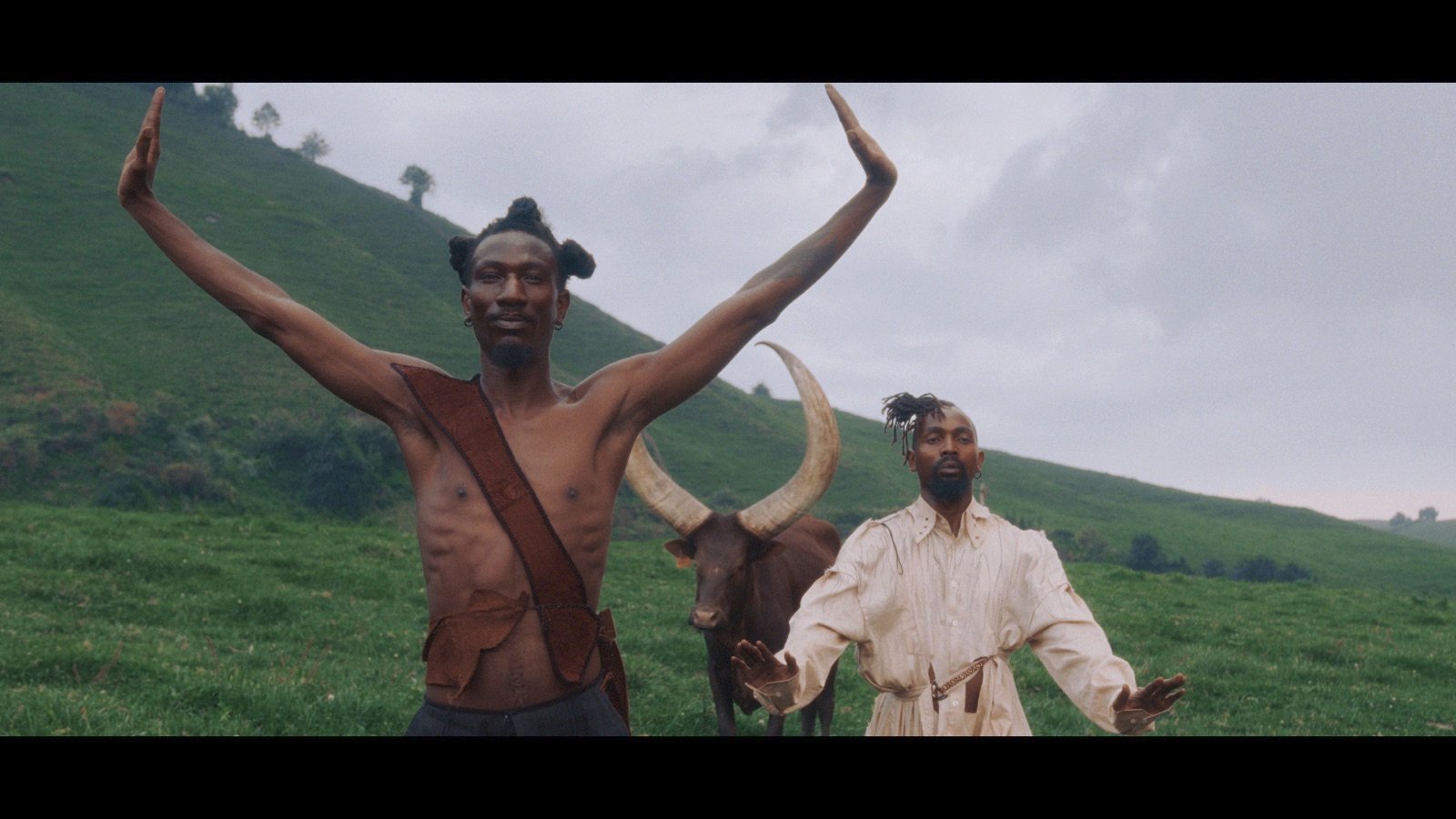 Eya Khalifa et Manzi Mbaya en représentation avec une vache Ankole, image tirée du film KUBANA